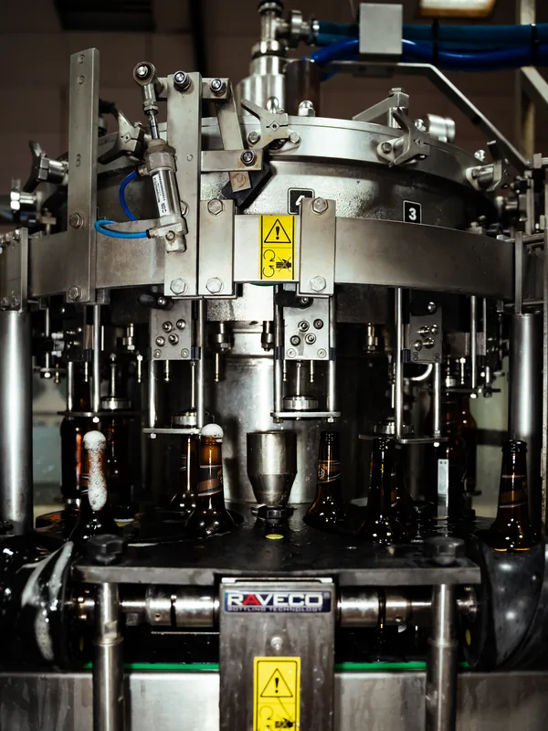The filler, bottles in its star wheel